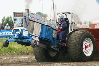 Ford tractor pulling team #4
